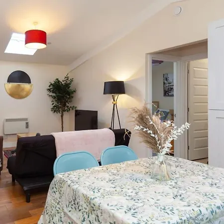 Modern 2 Bed Attic Apartment In Brixton Londra Esterno foto