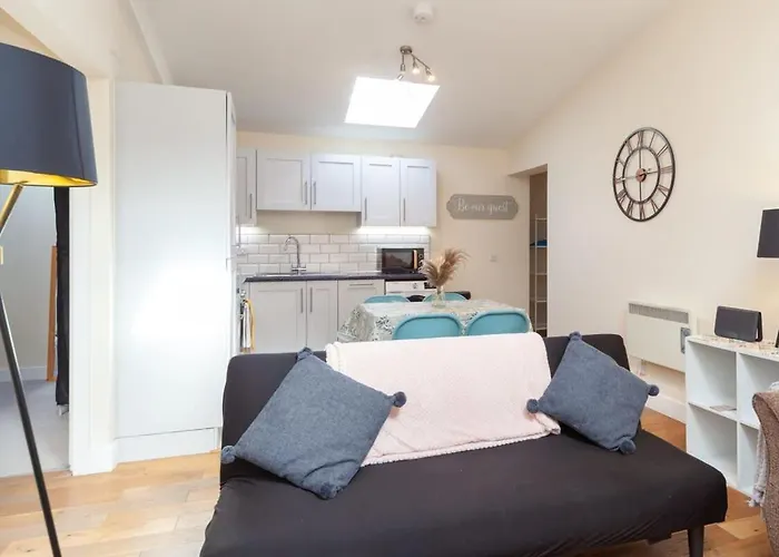 Modern 2 Bed Attic Apartment In Brixton